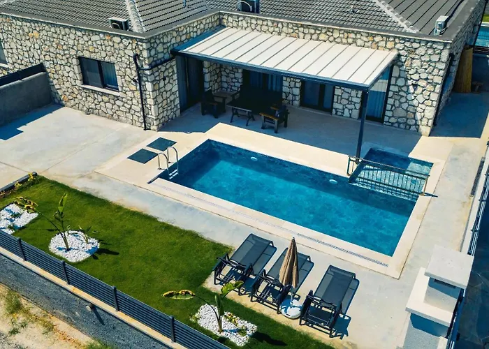 Zora Beyaz Tas Villalari * 페티예